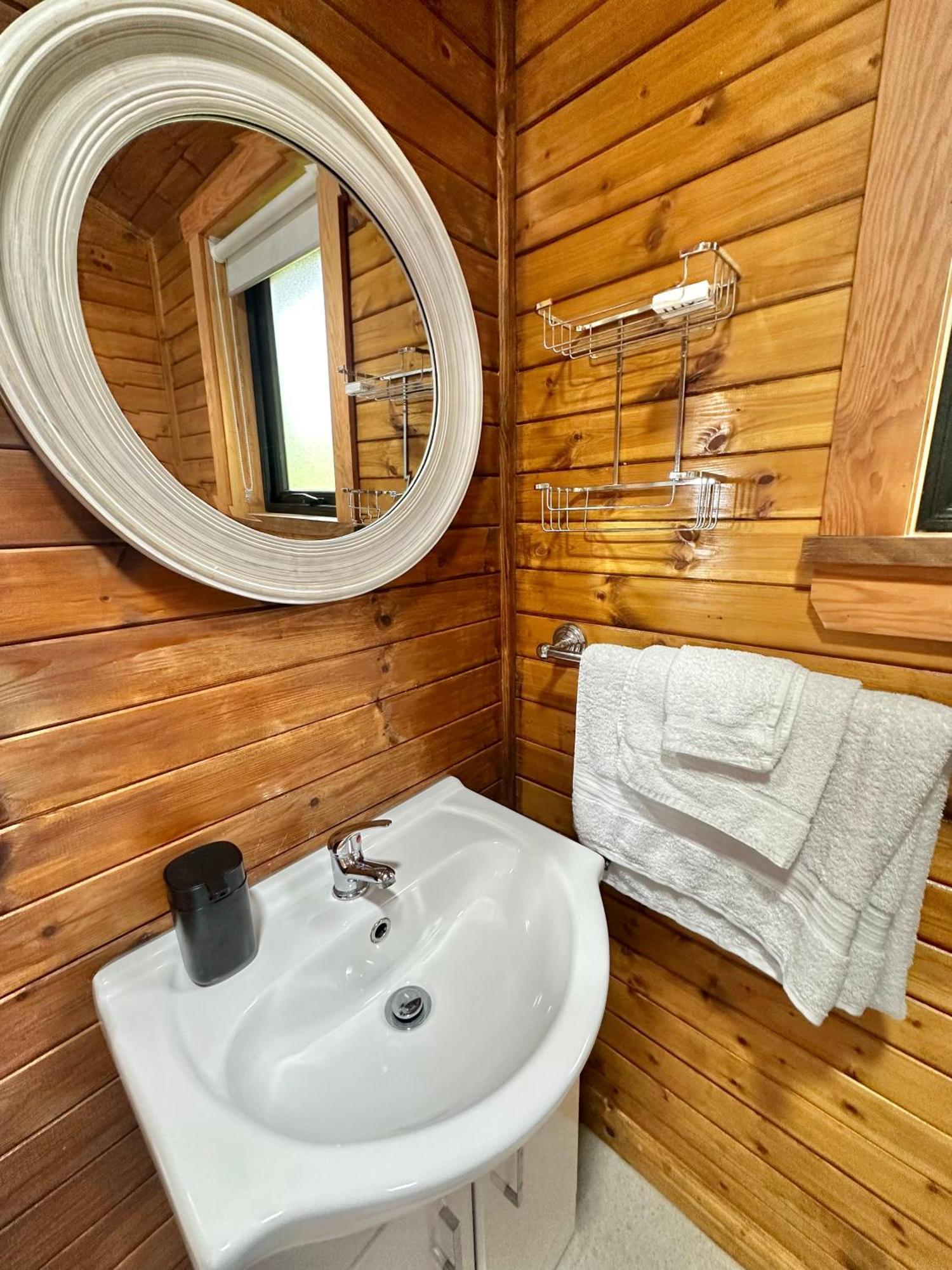 Cosy Portmor Log Cabin- Sea Views, Deck & Relaxation Malin Head Exterior foto